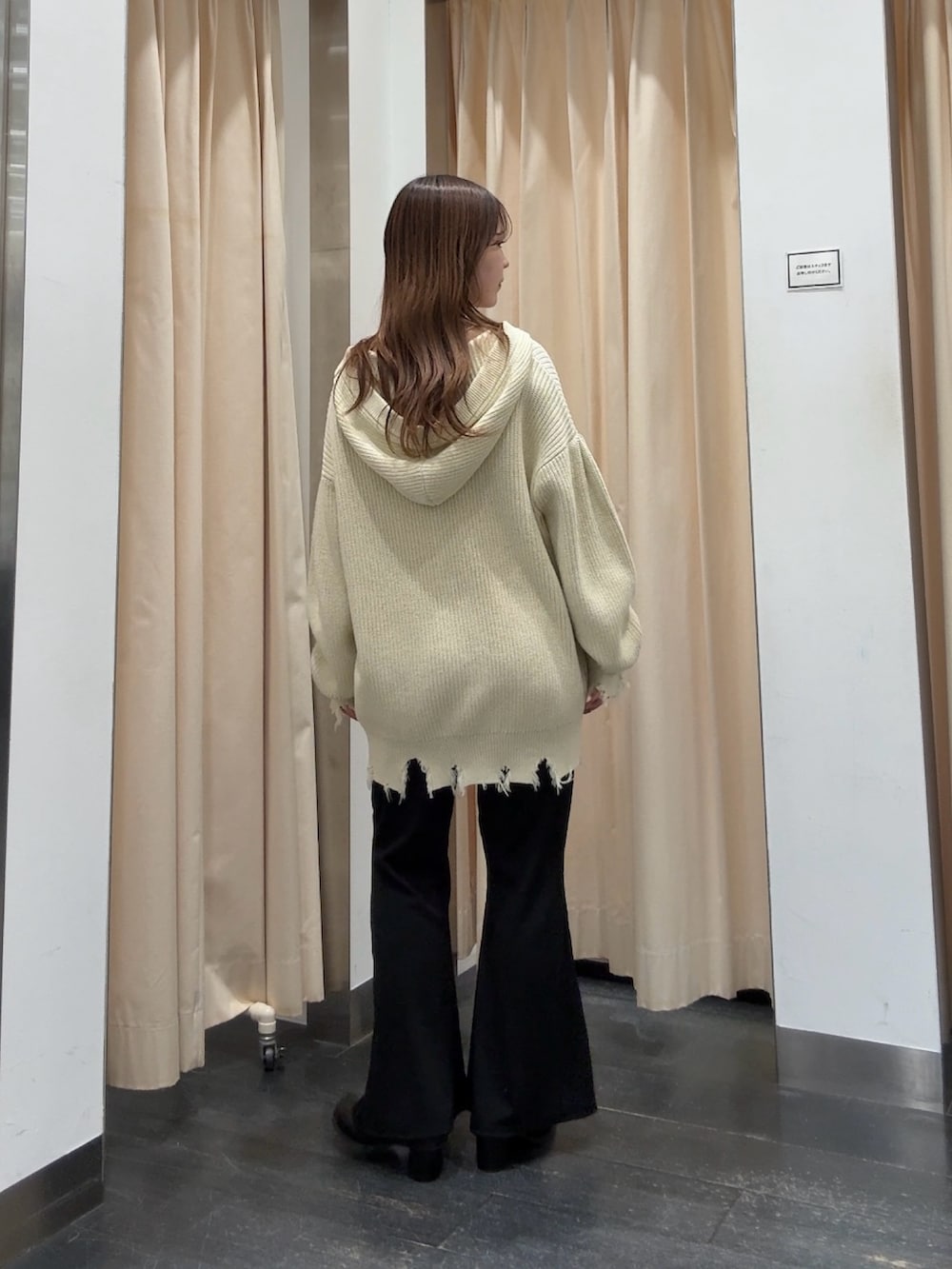 ブラック系のその他パンツ、ブラック系のサンダルを着用したレディースの春コーディネートの3枚目の写真