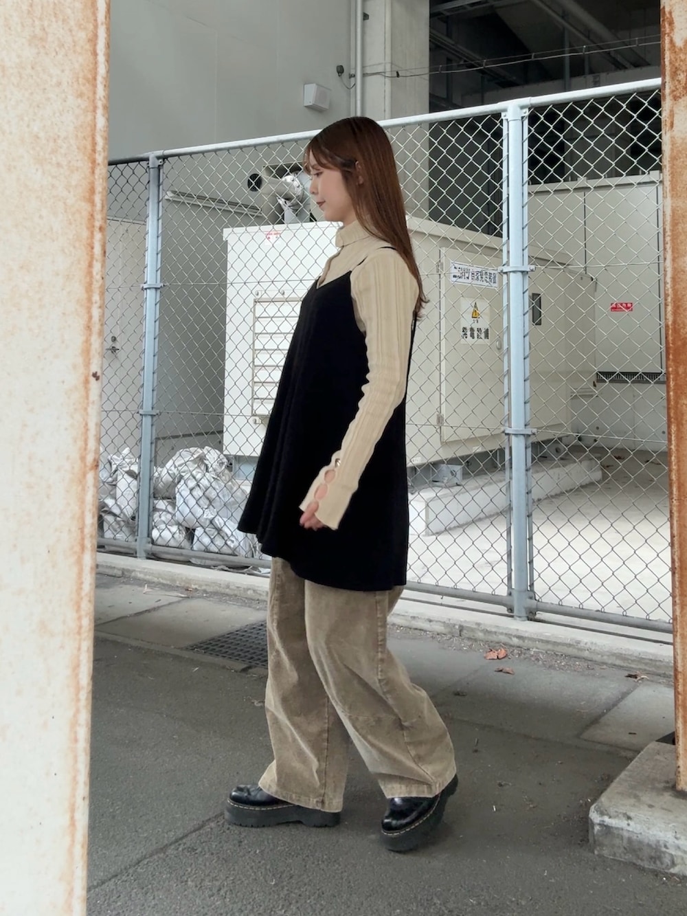 ベージュ系のニット/セーター、ブラック系のワンピース、ブラウン系のその他パンツを着用したレディースの秋コーディネートの2枚目の写真