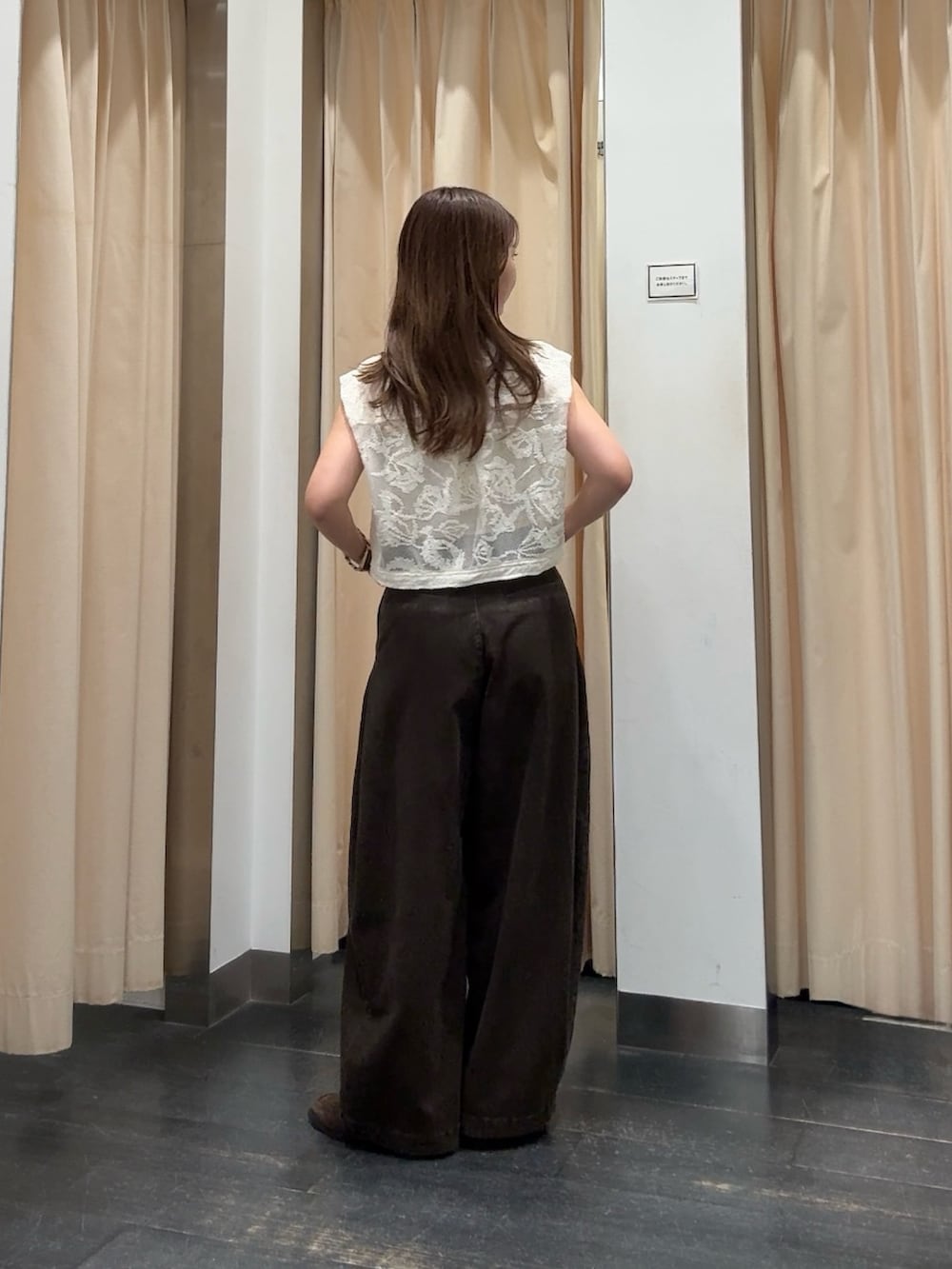 ブラウン系のその他パンツ、ホワイト系のシャツ/ブラウス、ブラウン系のローファーを着用したレディースの春コーディネートの3枚目の写真
