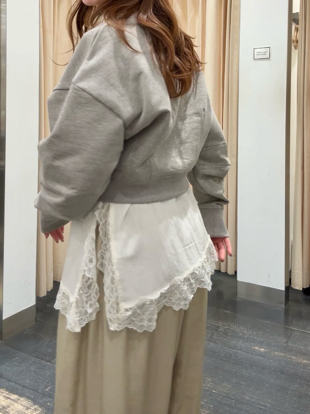 ベージュ系のその他パンツ、ブラウン系のキャミソール、ベージュ系のスウェットを着用したレディースの冬コーディネートの2枚目の写真