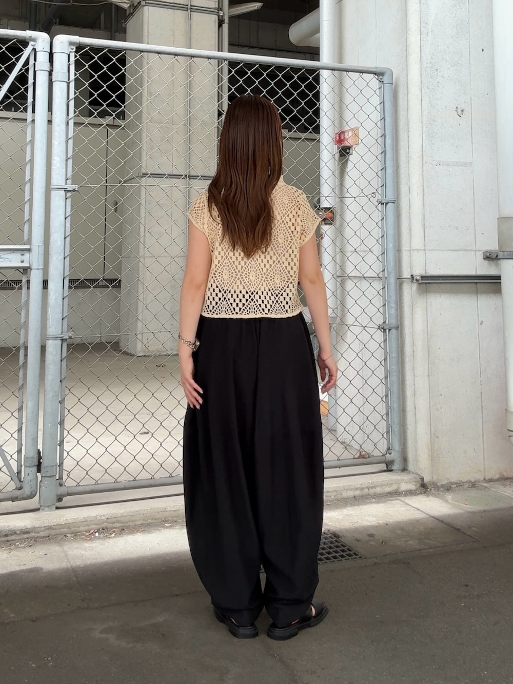 ブラック系のその他パンツ、イエロー系のシャツ/ブラウス、ブラック系のサンダルを着用したレディースの夏コーディネートの3枚目の写真
