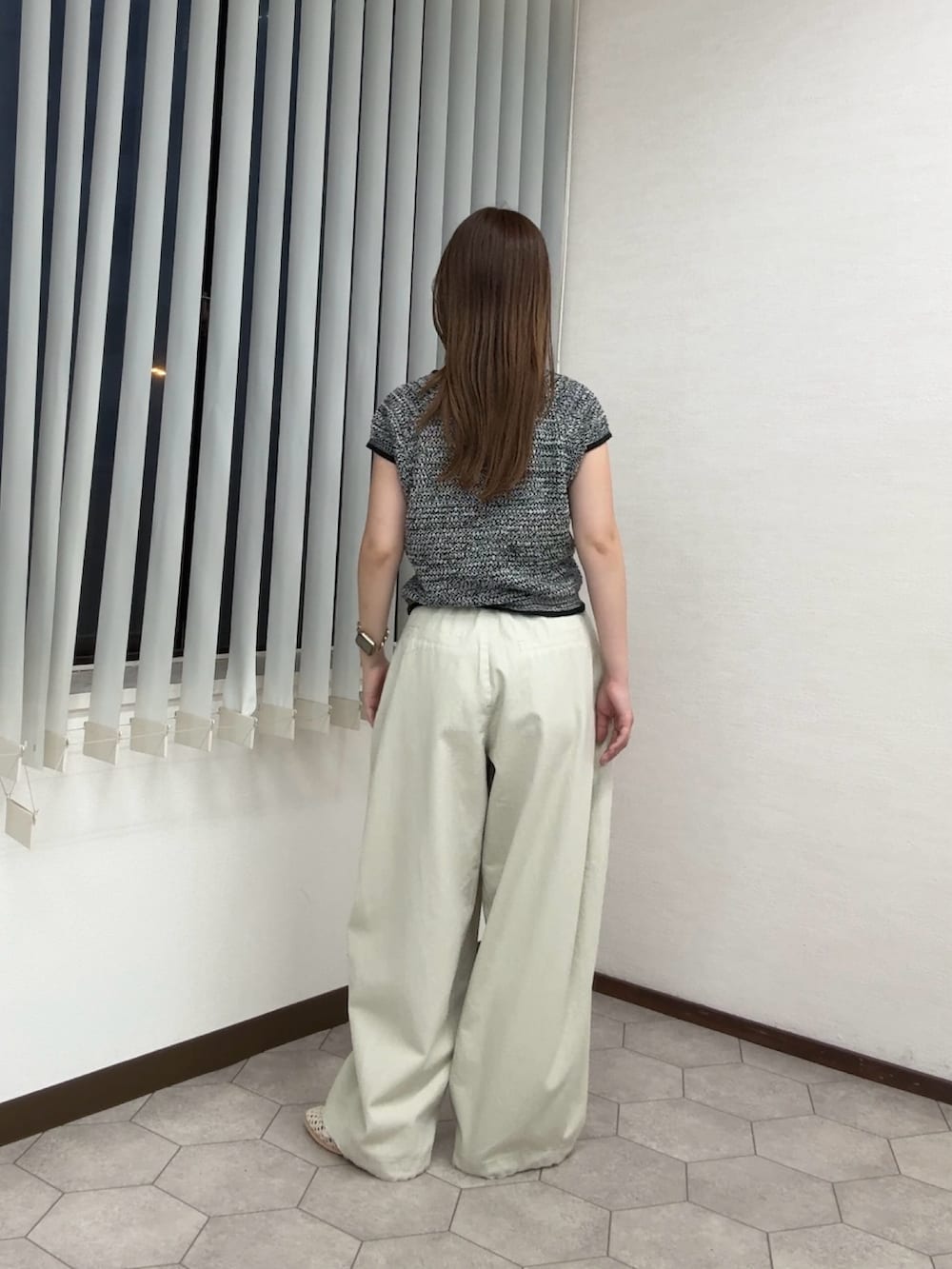 ホワイト系のニット/セーター、ホワイト系のその他パンツ、ホワイト系のサンダルを着用したレディースの夏コーディネートの3枚目の写真