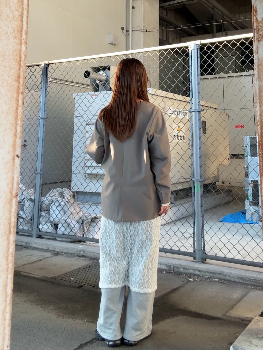 グレー系のノーカラージャケット、ホワイト系のワンピース、グレー系のその他パンツを着用したレディースの春コーディネートの3枚目の写真