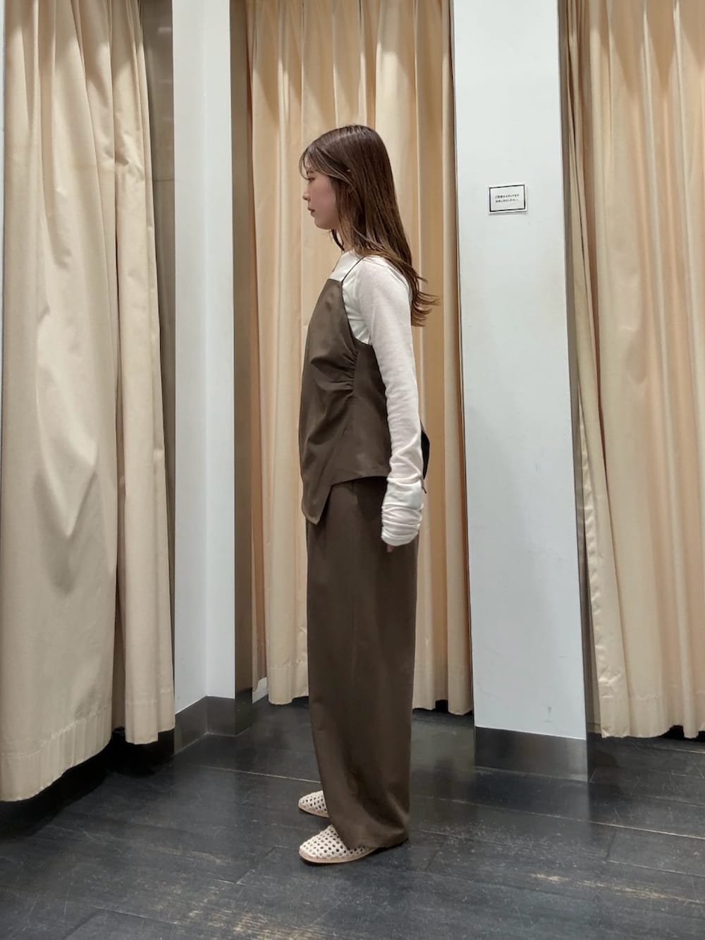 ホワイト系のTシャツ/カットソー、ブラウン系のセットアップ、ホワイト系のサンダルを着用したレディースの春コーディネートの2枚目の写真