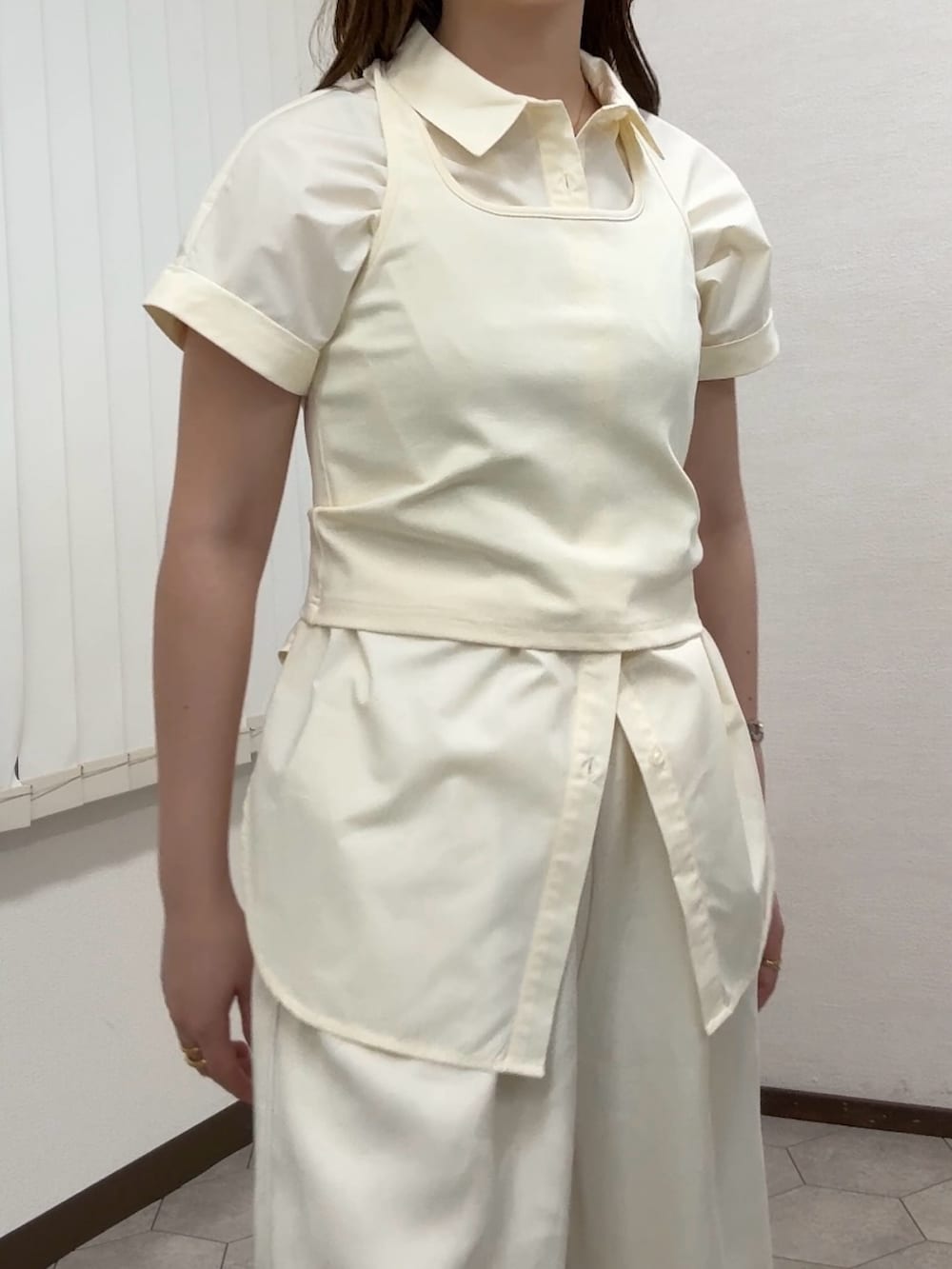 ホワイト系のシャツ/ブラウス、ホワイト系のその他パンツ、ブラウン系のサンダルを着用したレディースの春コーディネートの4枚目の写真