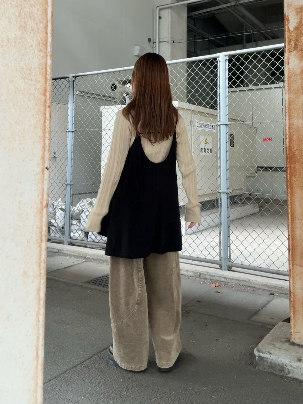 ベージュ系のニット/セーター、ブラック系のワンピース、ブラウン系のその他パンツを着用したレディースの秋コーディネートの3枚目の写真