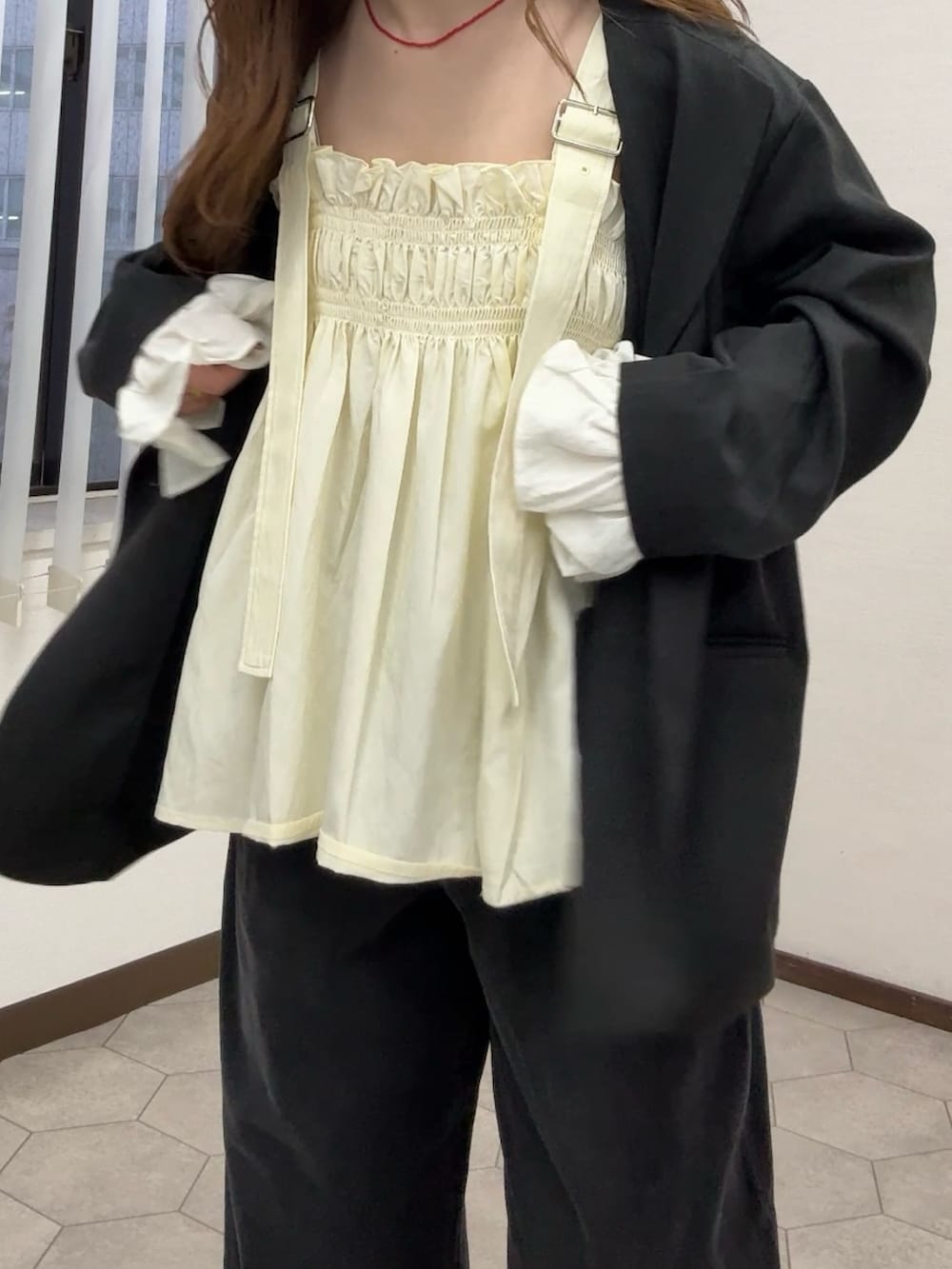 グレー系のその他アウター、ホワイト系のその他トップス、ブラック系のデニムパンツを着用したレディースの春コーディネートの4枚目の写真