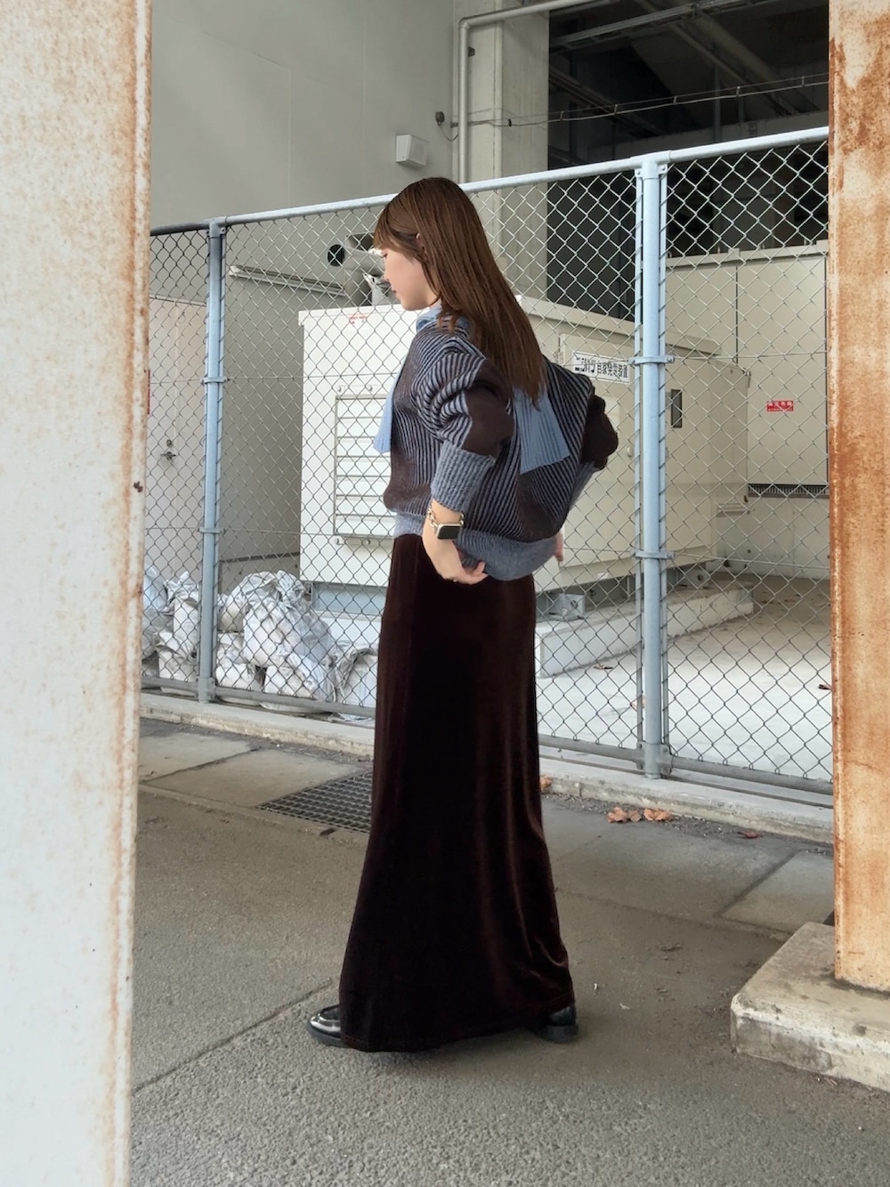 ブルー系のニット/セーター、ブラウン系のスカートを着用したレディースの秋コーディネートの3枚目の写真