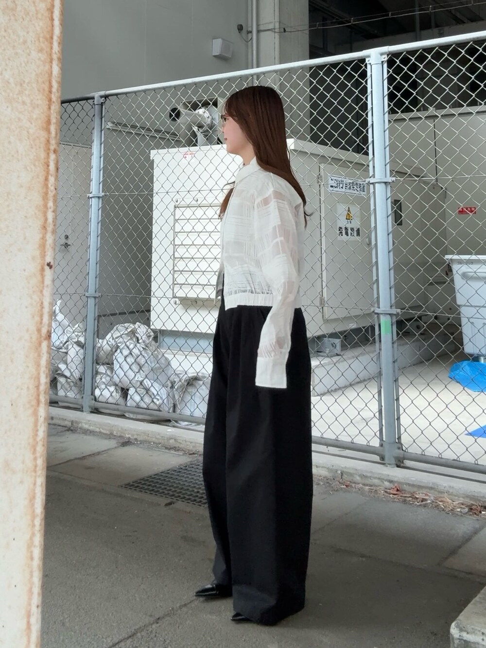 ホワイト系のシャツ/ブラウス、ブラック系のその他パンツ、ブラウン系のメガネを着用したレディースの春コーディネートの2枚目の写真