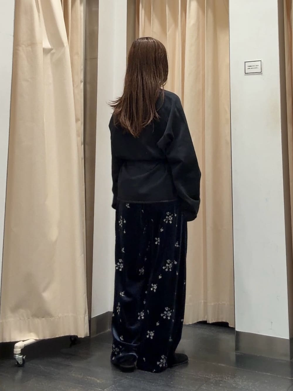 ブルー系のスウェット、ブラック系のボディバッグ/ウエストポーチ、ブルー系のその他パンツを着用したレディースの秋コーディネートの3枚目の写真