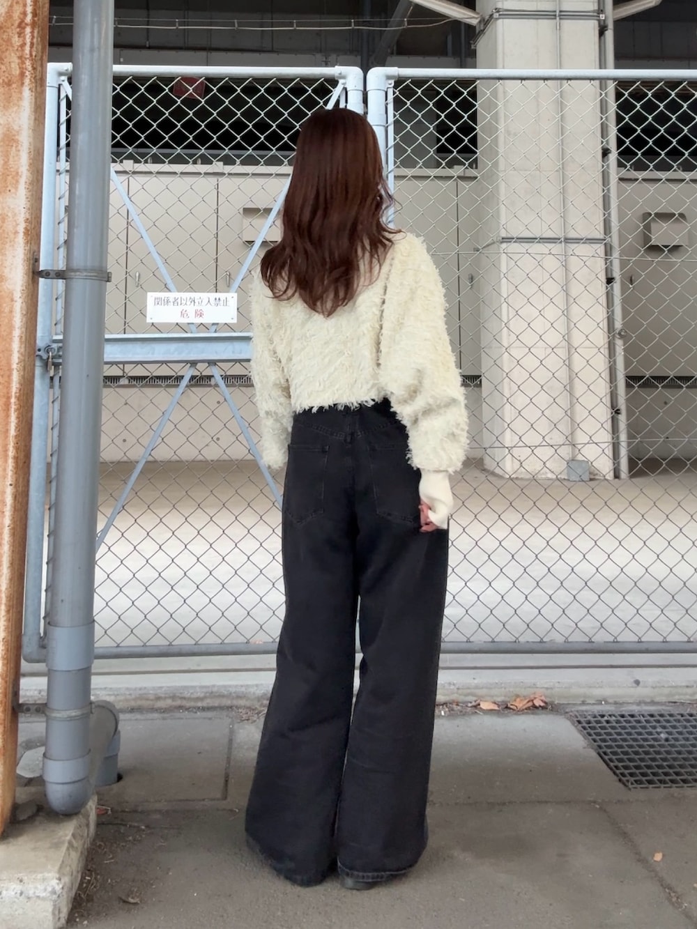 ホワイト系のカーディガン/ボレロ、ブラック系のデニムパンツ、ブラック系のショルダーバッグを着用したレディースの冬コーディネートの4枚目の写真