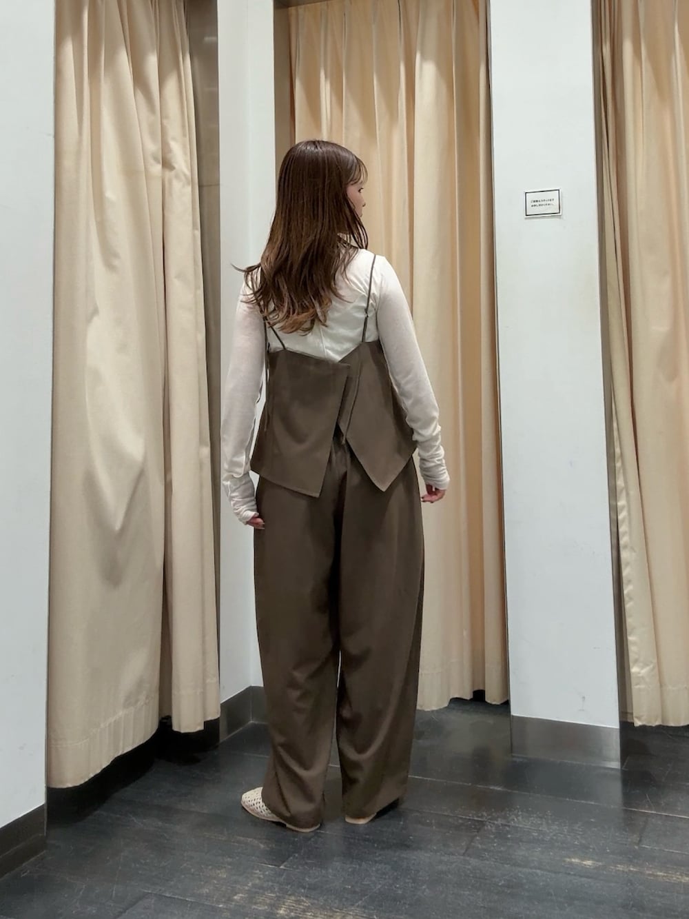ホワイト系のTシャツ/カットソー、ブラウン系のセットアップ、ホワイト系のサンダルを着用したレディースの春コーディネートの3枚目の写真
