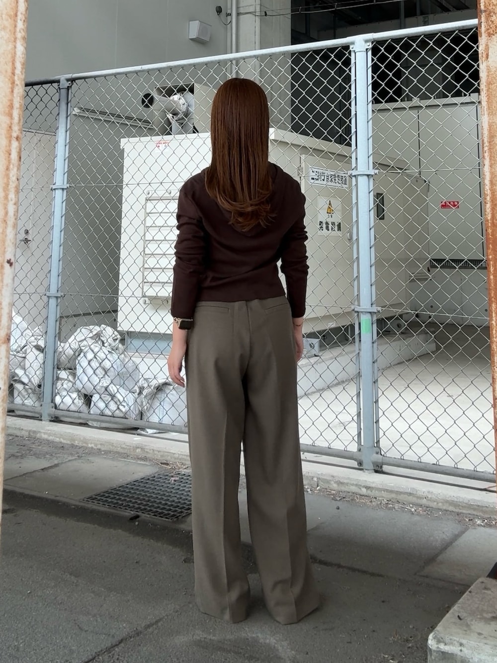 グリーン系のその他パンツ、ブラウン系のパーカー、ブラック系のネックレスを着用したレディースの夏コーディネートの3枚目の写真