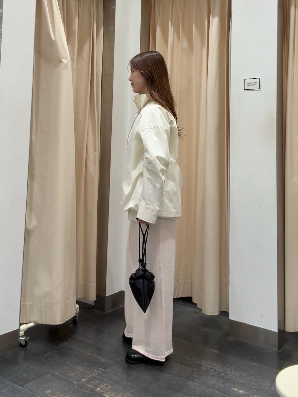 ホワイト系のその他アウター、ホワイト系のTシャツ/カットソー、ピンク系のスカートを着用したレディースの春コーディネートの2枚目の写真