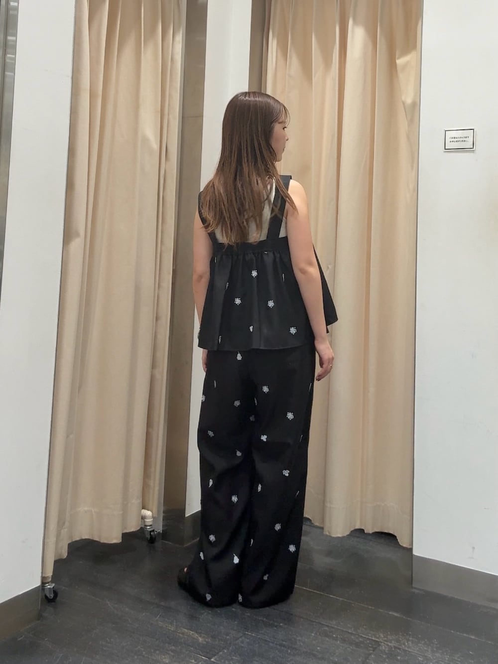 ベージュ系のタンクトップ、ブラック系のシャツ/ブラウス、ブラック系のその他パンツを着用したレディースの夏コーディネートの3枚目の写真