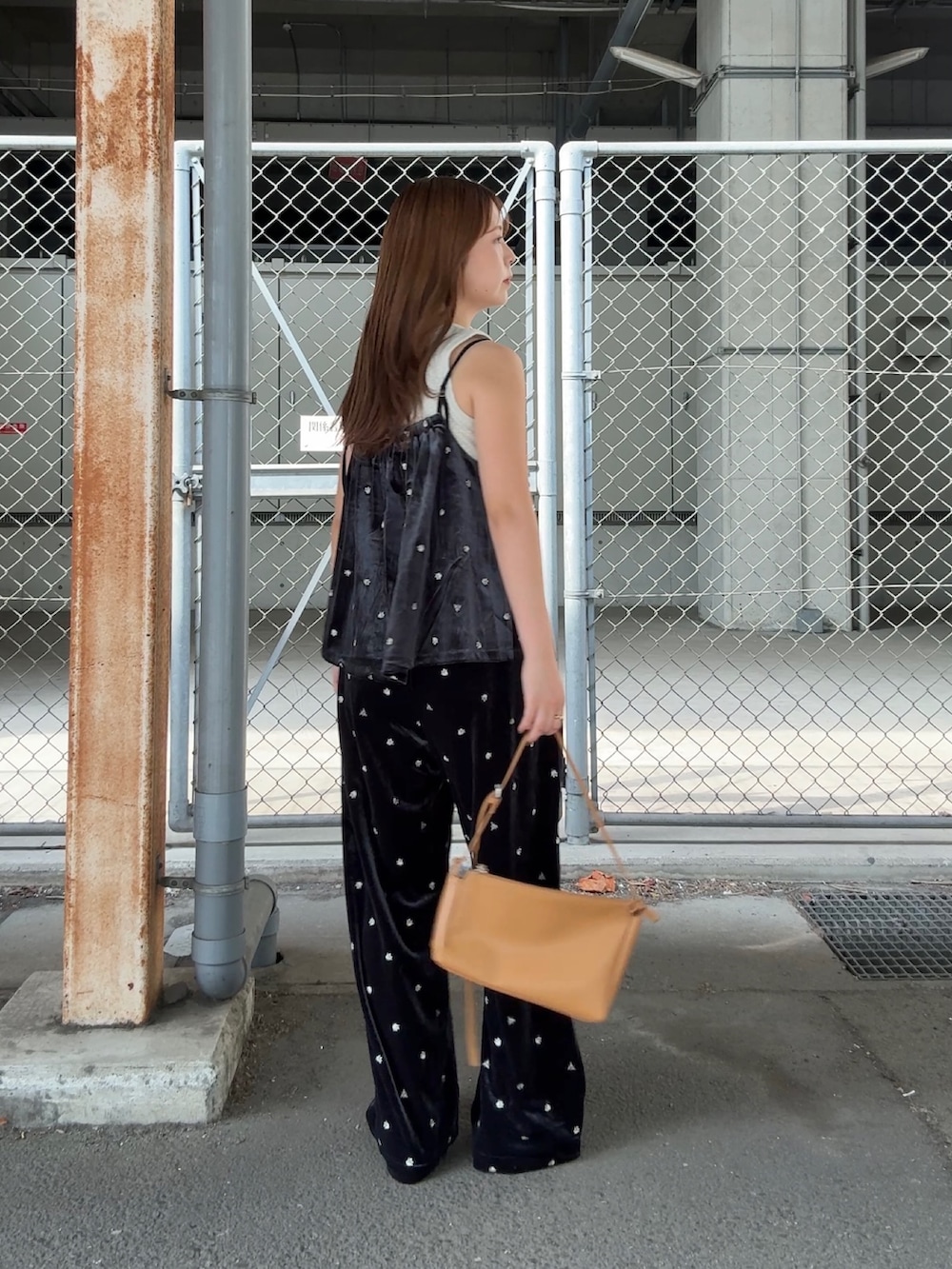 グレー系のキャミソール、グレー系のその他パンツ、ブラック系のその他シューズを着用したレディースの夏コーディネートの3枚目の写真