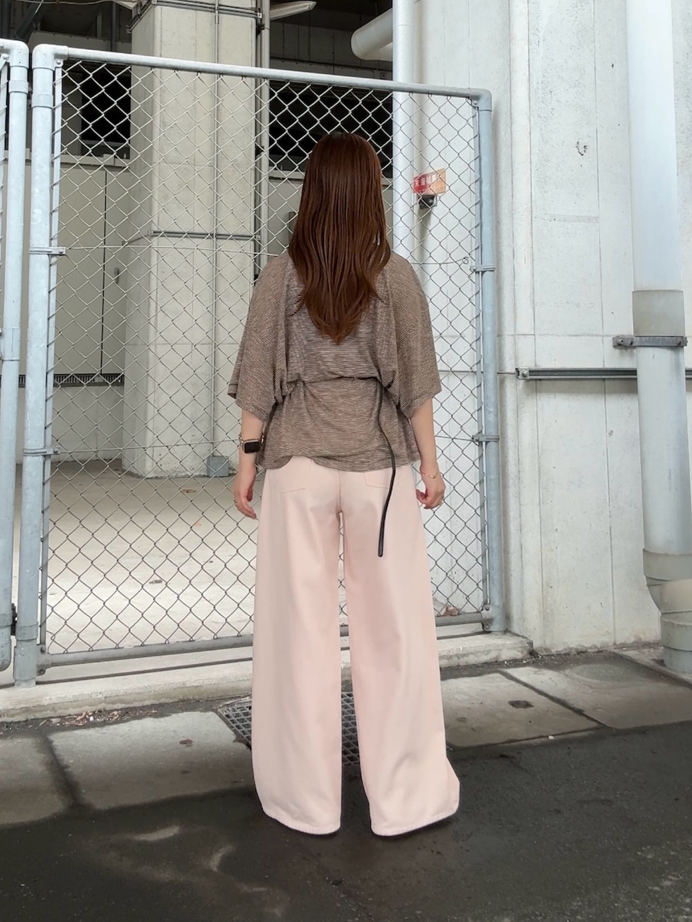 ブラック系のTシャツ/カットソー、ブラック系のショルダーバッグ、ピンク系のその他パンツを着用したレディースの夏コーディネートの3枚目の写真