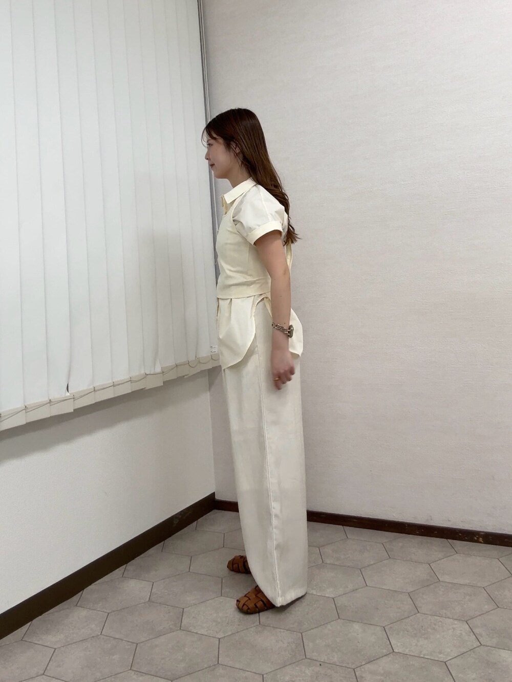ホワイト系のシャツ/ブラウス、ホワイト系のその他パンツ、ブラウン系のサンダルを着用したレディースの春コーディネートの2枚目の写真
