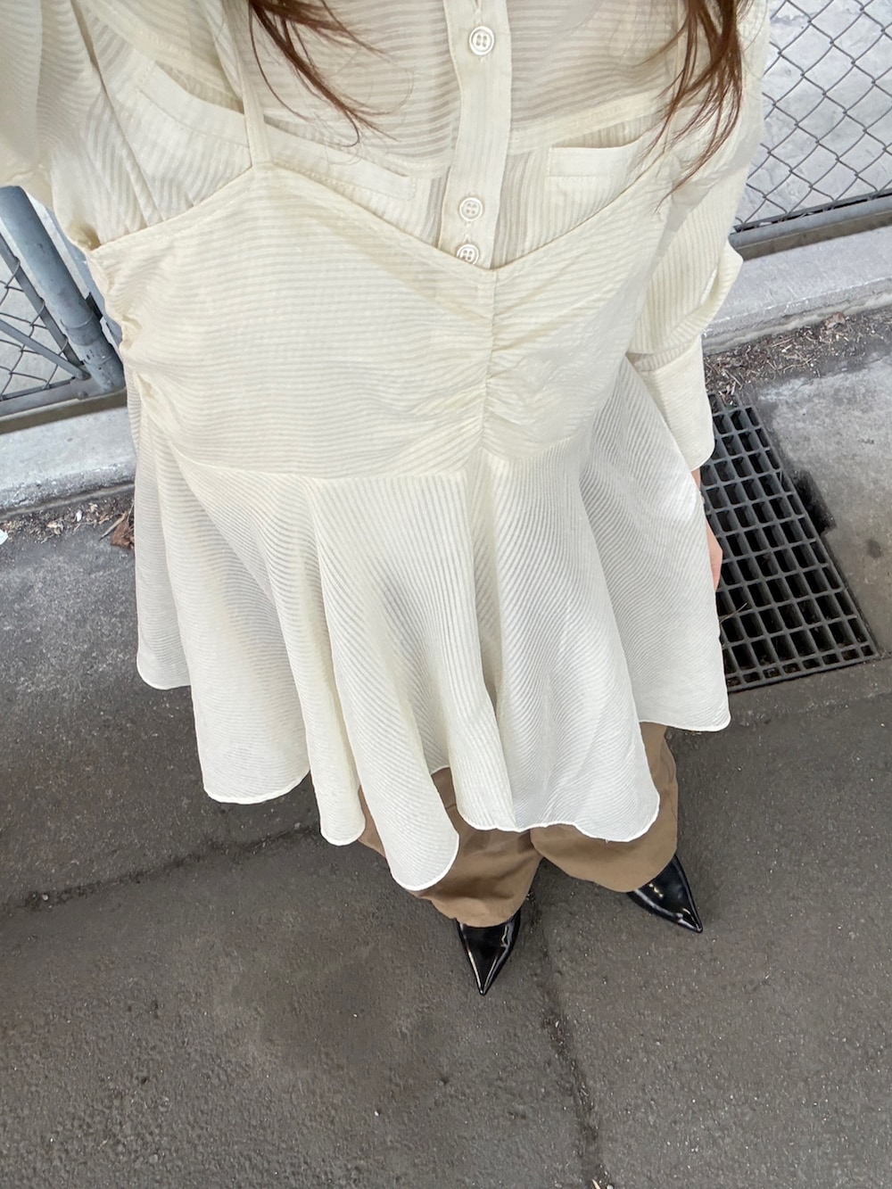 ホワイト系のシャツ/ブラウス、グリーン系のその他パンツを着用したレディースの冬コーディネートの4枚目の写真