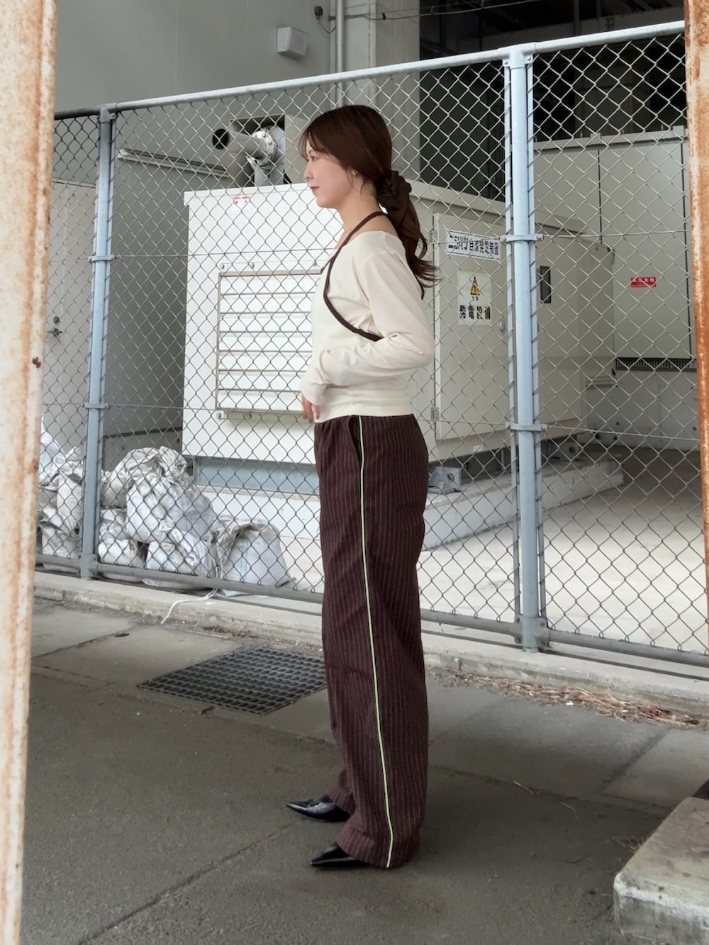 ホワイト系のTシャツ/カットソー、ブラウン系のその他パンツ、グリーン系のヘアゴムを着用したレディースの冬コーディネートの2枚目の写真