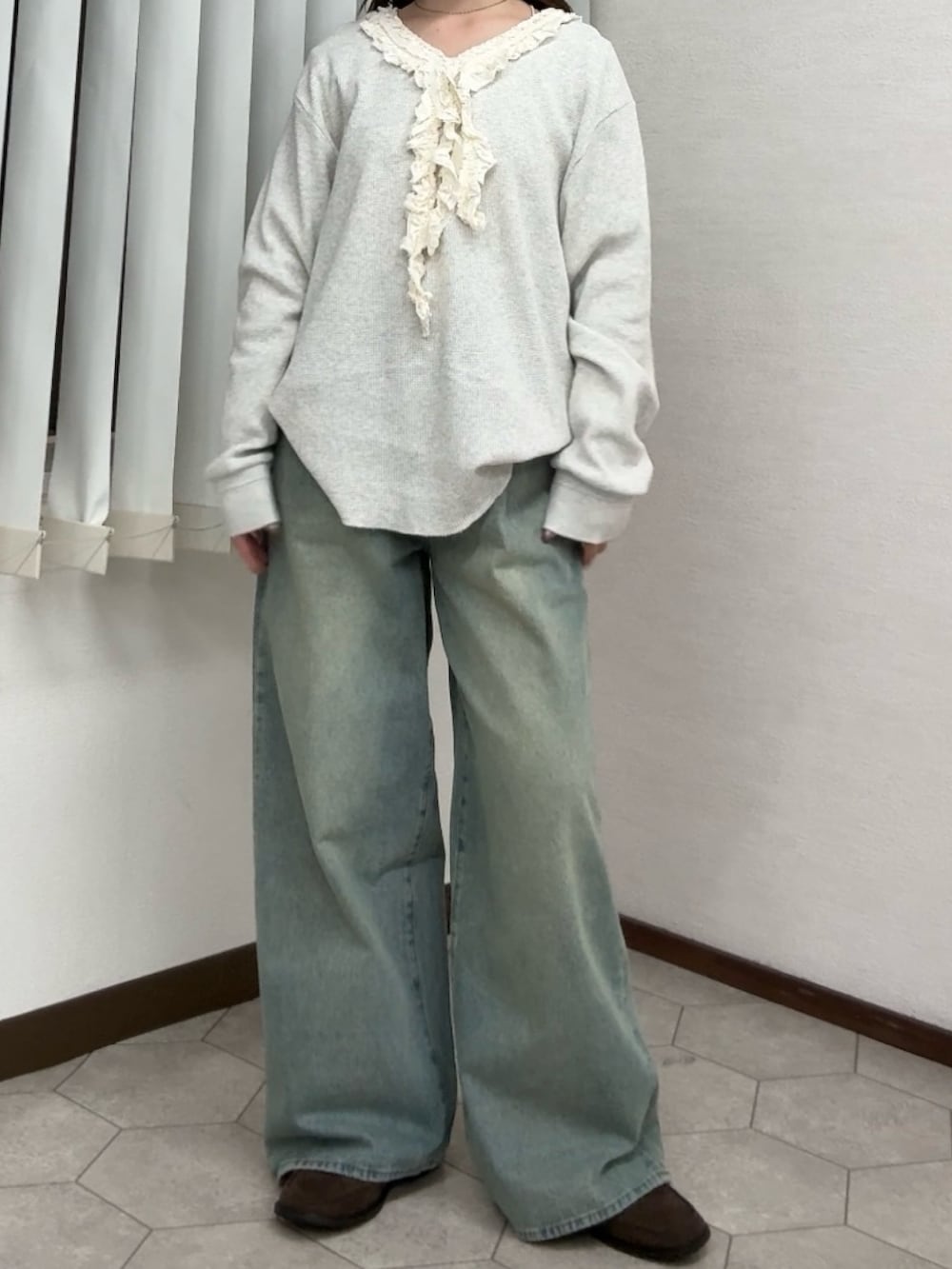 ベージュ系のTシャツ/カットソー、ブルー系のデニムパンツ、ブラウン系のローファーを着用したレディースの春コーディネートの4枚目の写真