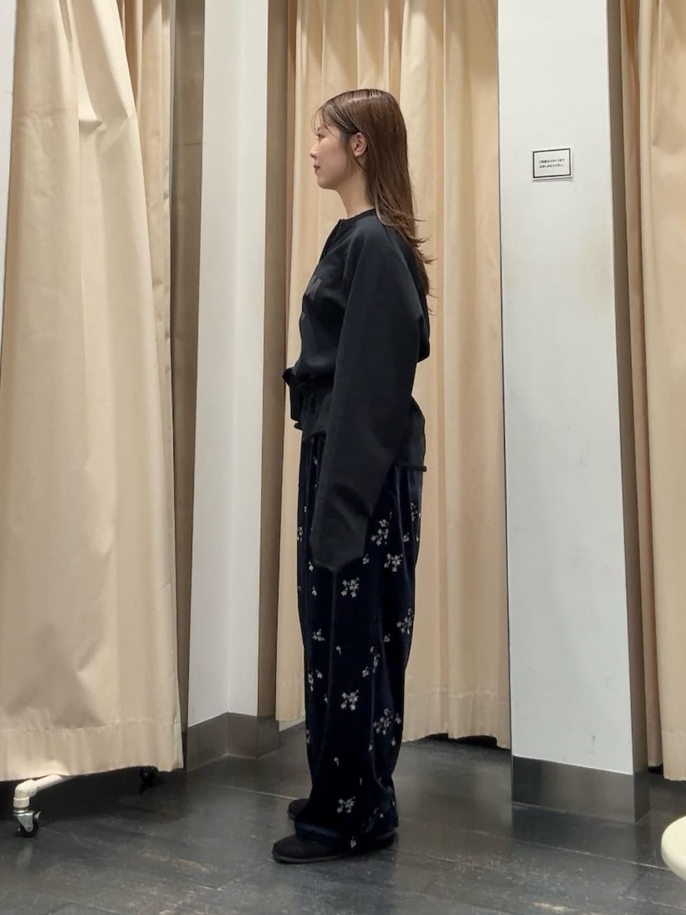 ブルー系のスウェット、ブラック系のボディバッグ/ウエストポーチ、ブルー系のその他パンツを着用したレディースの秋コーディネートの2枚目の写真