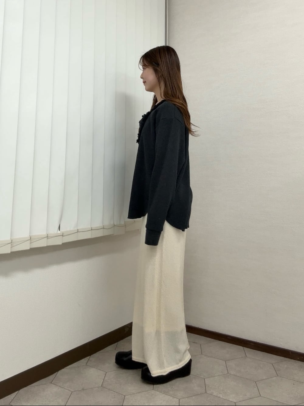 グレー系のTシャツ/カットソー、ピンク系のスカート、ブラック系のその他シューズを着用したレディースの春コーディネートの2枚目の写真