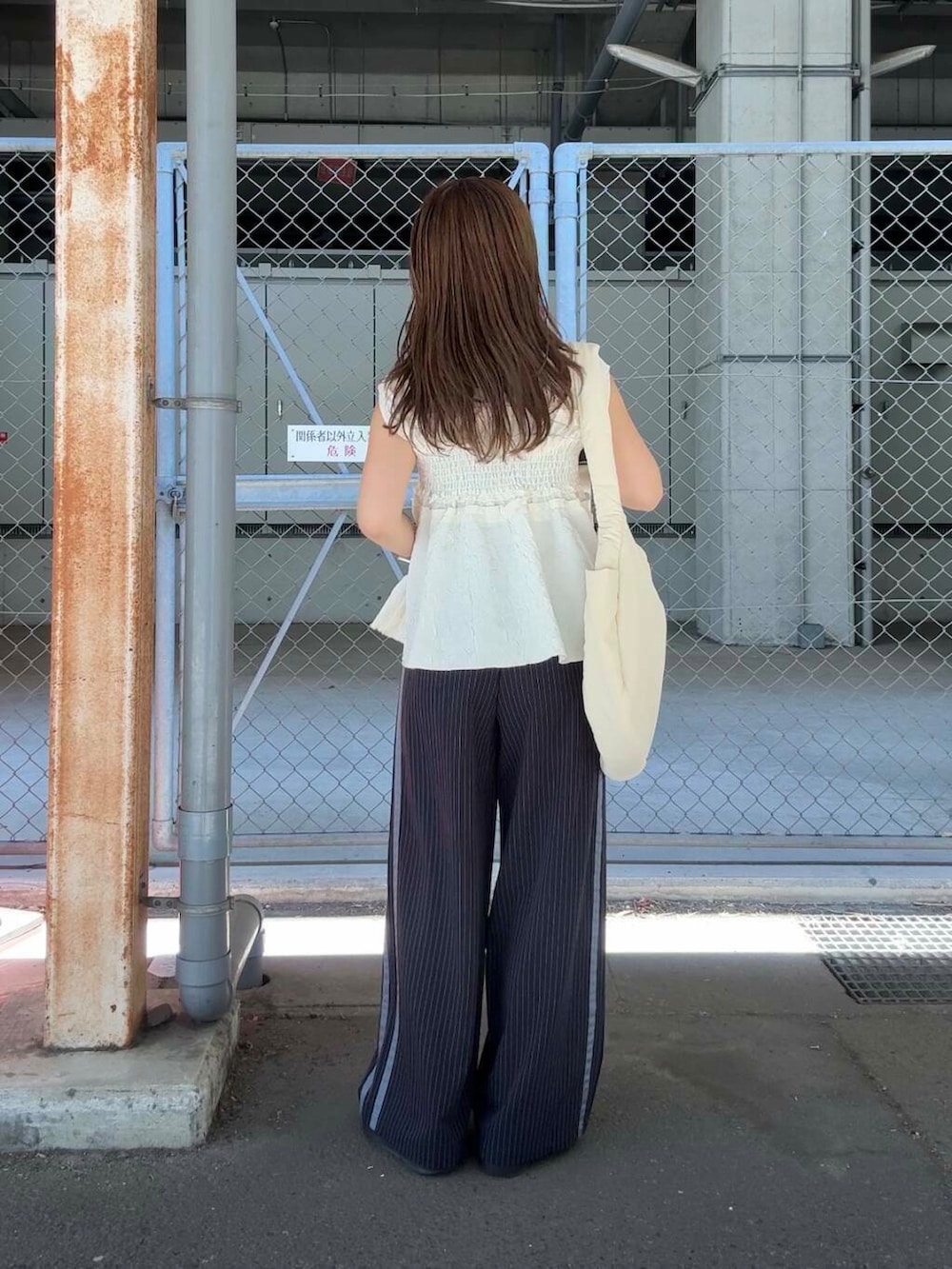 ブルー系のその他パンツ、ホワイト系のショルダーバッグ、ホワイト系のTシャツ/カットソーを着用したレディースの夏コーディネートの3枚目の写真