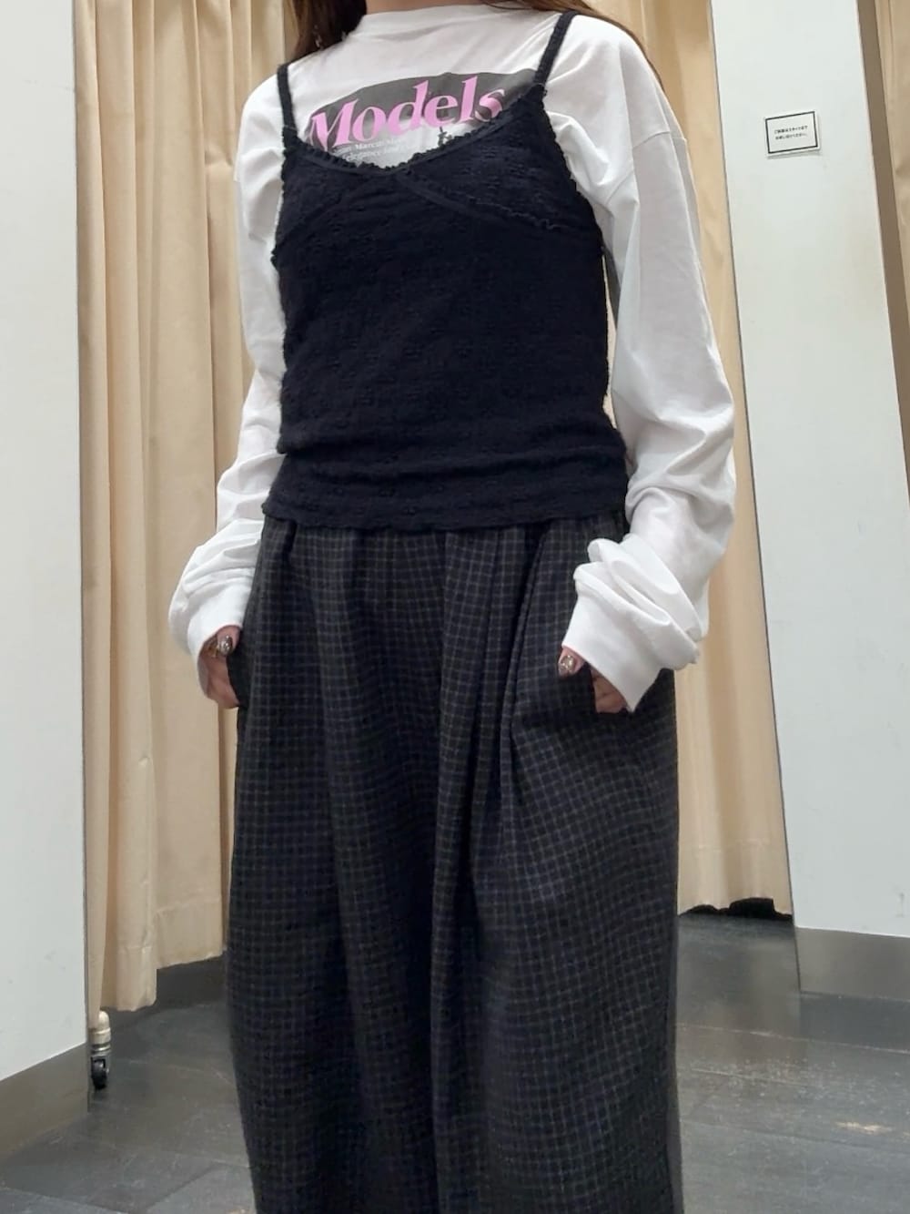 ブラック系のキャミソール、ホワイト系のTシャツ/カットソー、グレー系のその他パンツを着用したレディースの秋コーディネートの4枚目の写真