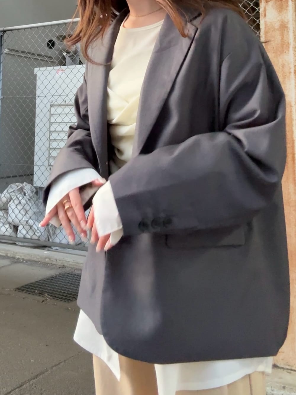 グレー系のその他アウター、ホワイト系のTシャツ/カットソーを着用したレディースの冬コーディネートの5枚目の写真