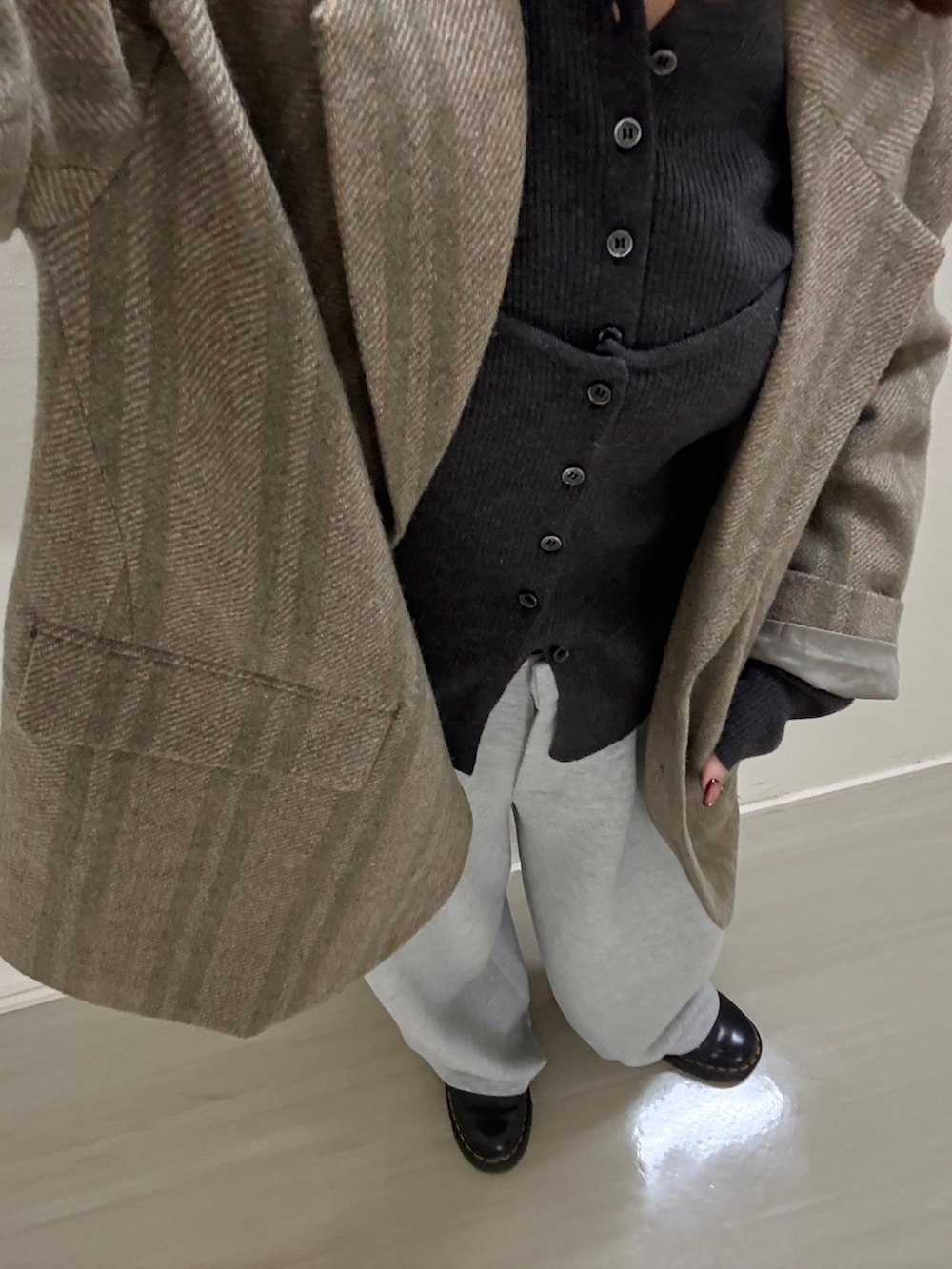 グリーン系のその他アウター、グレー系のニット/セーター、グレー系のその他パンツを着用したレディースの冬コーディネートの4枚目の写真