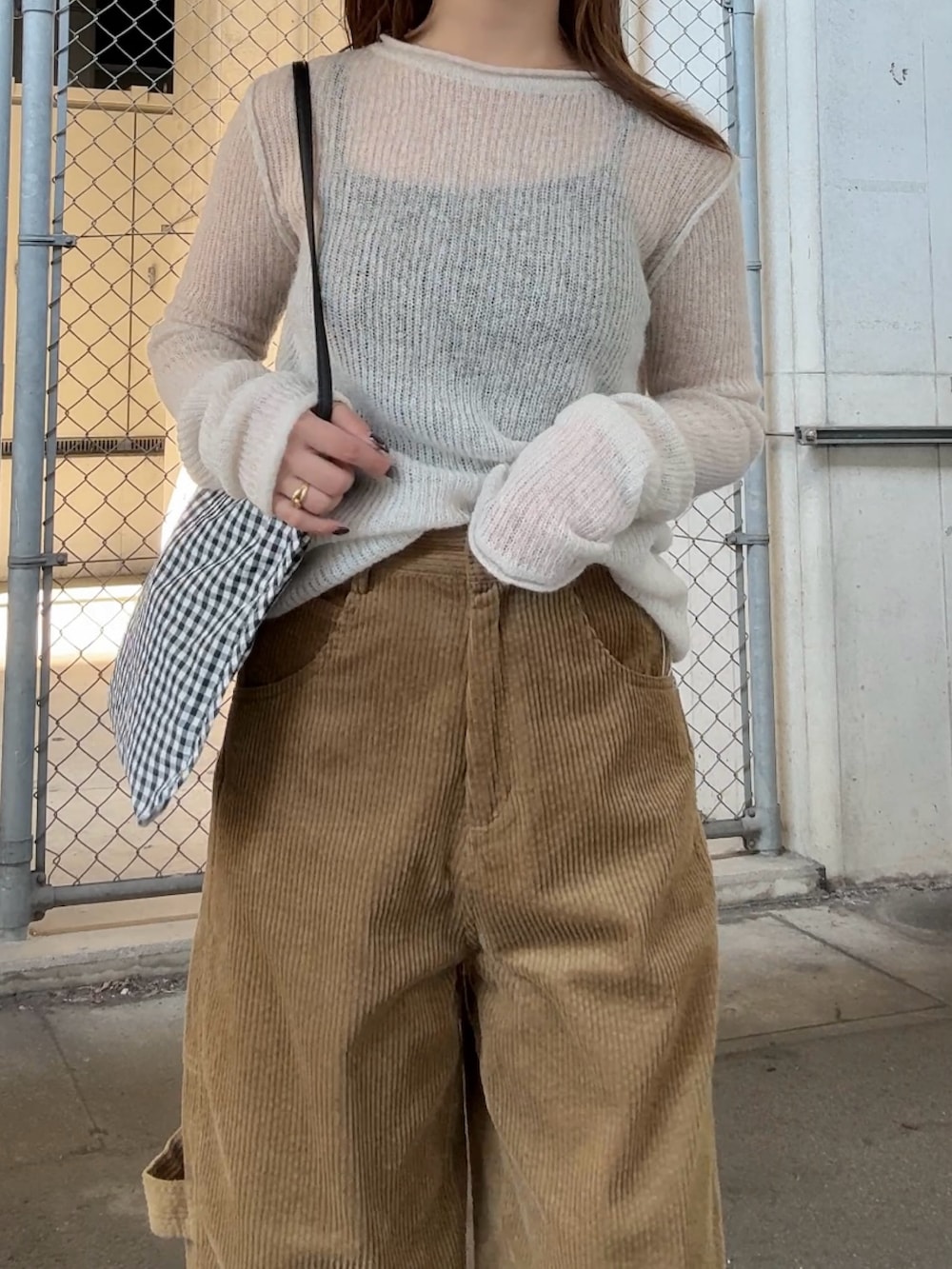 ホワイト系のニット/セーター、その他のショルダーバッグ、ブラウン系のその他パンツを着用したレディースの秋コーディネートの4枚目の写真
