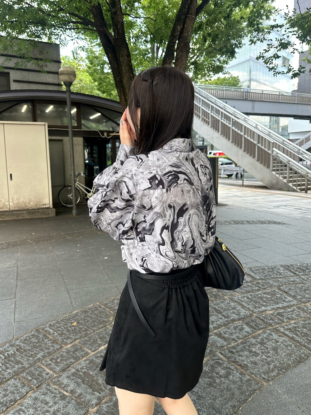 「秋っぽコーデ更新中、オトナ女子、ブラック、ブラックコーデ、モノトーン、モノトーンコーデ、モノトーン派？カラーコーデ派？、ワントーン、ワントーンコーデ、ミニスカート、ミニスカートコーデ、柄シャツ、柄シャツコーデ」｜「Mavie..7のアイテム（シャツ/ブラウス、その他）」を使った、ayucham06さん（骨格ウェーブ・レディース・158cm）の秋コーディネートの3枚目の写真