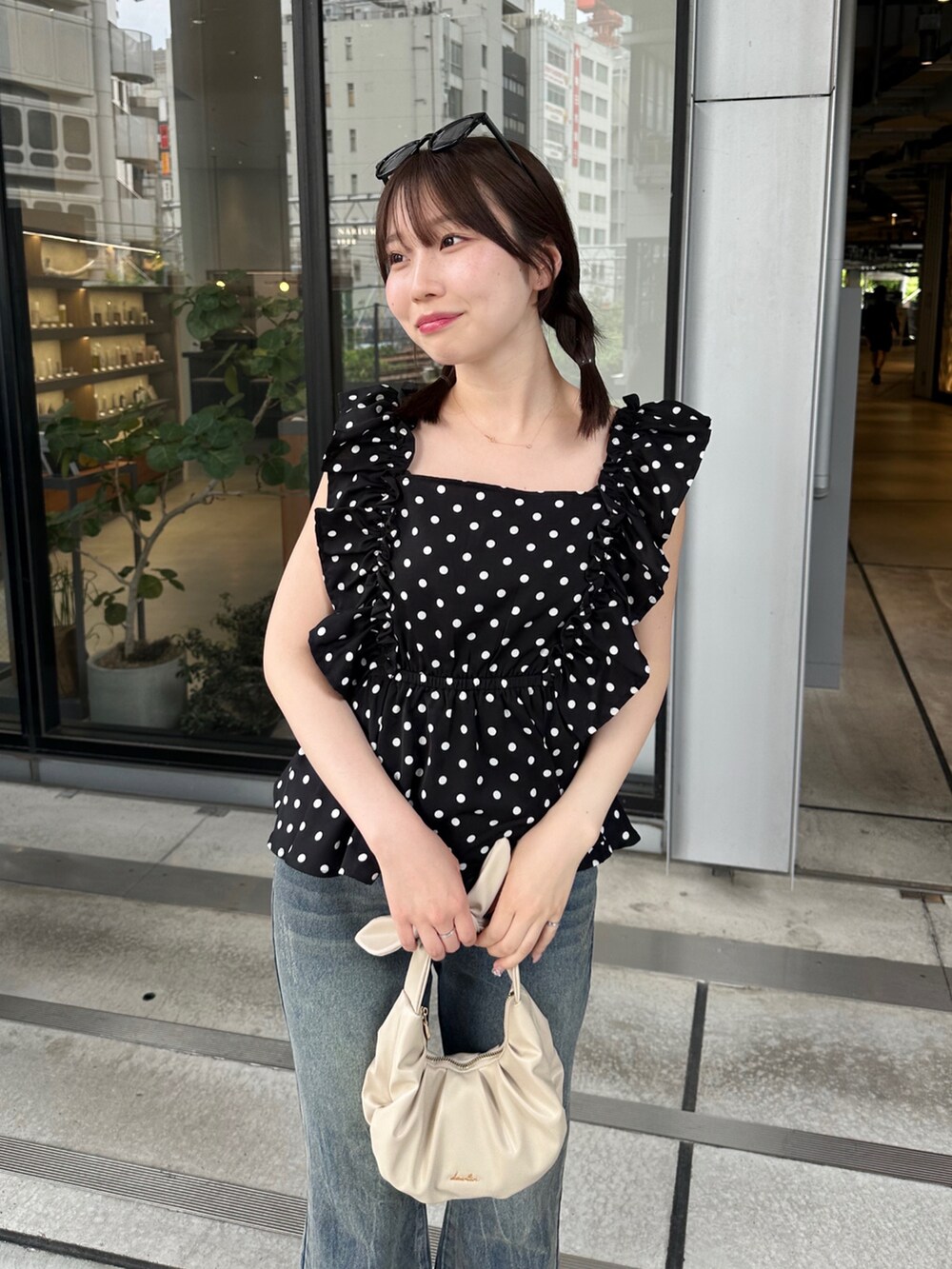 ブラック系のシャツ/ブラウス、その他のデニムパンツを着用したレディースの春コーディネートの4枚目の写真