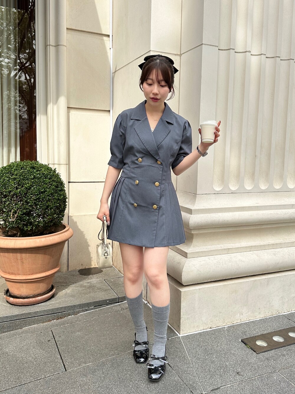 グレー系のワンピースを着用したレディースの春コーディネートの2枚目の写真