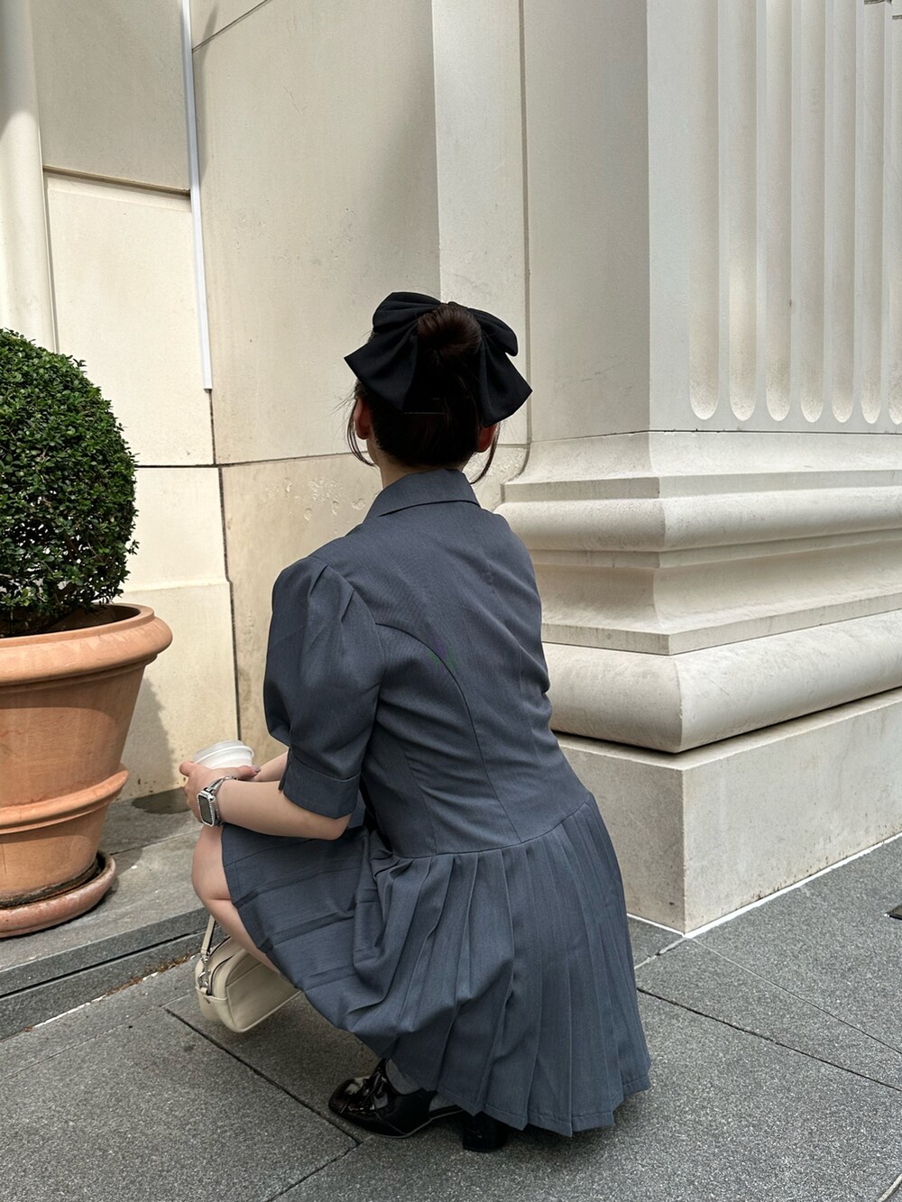 グレー系のワンピースを着用したレディースの春コーディネートの4枚目の写真