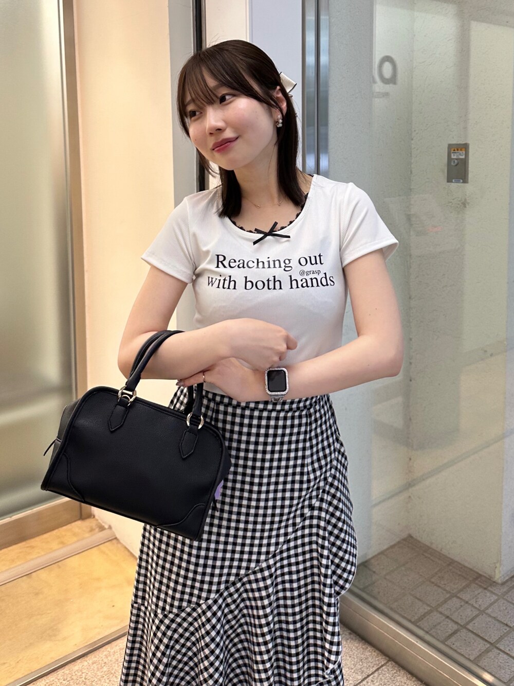 ホワイト系のTシャツ/カットソー、その他のスカートを着用したレディースの春コーディネートの2枚目の写真