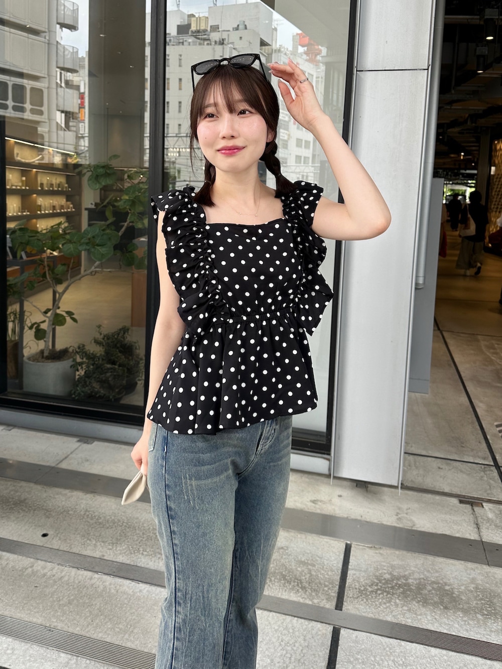 ブラック系のシャツ/ブラウス、その他のデニムパンツを着用したレディースの春コーディネートの2枚目の写真