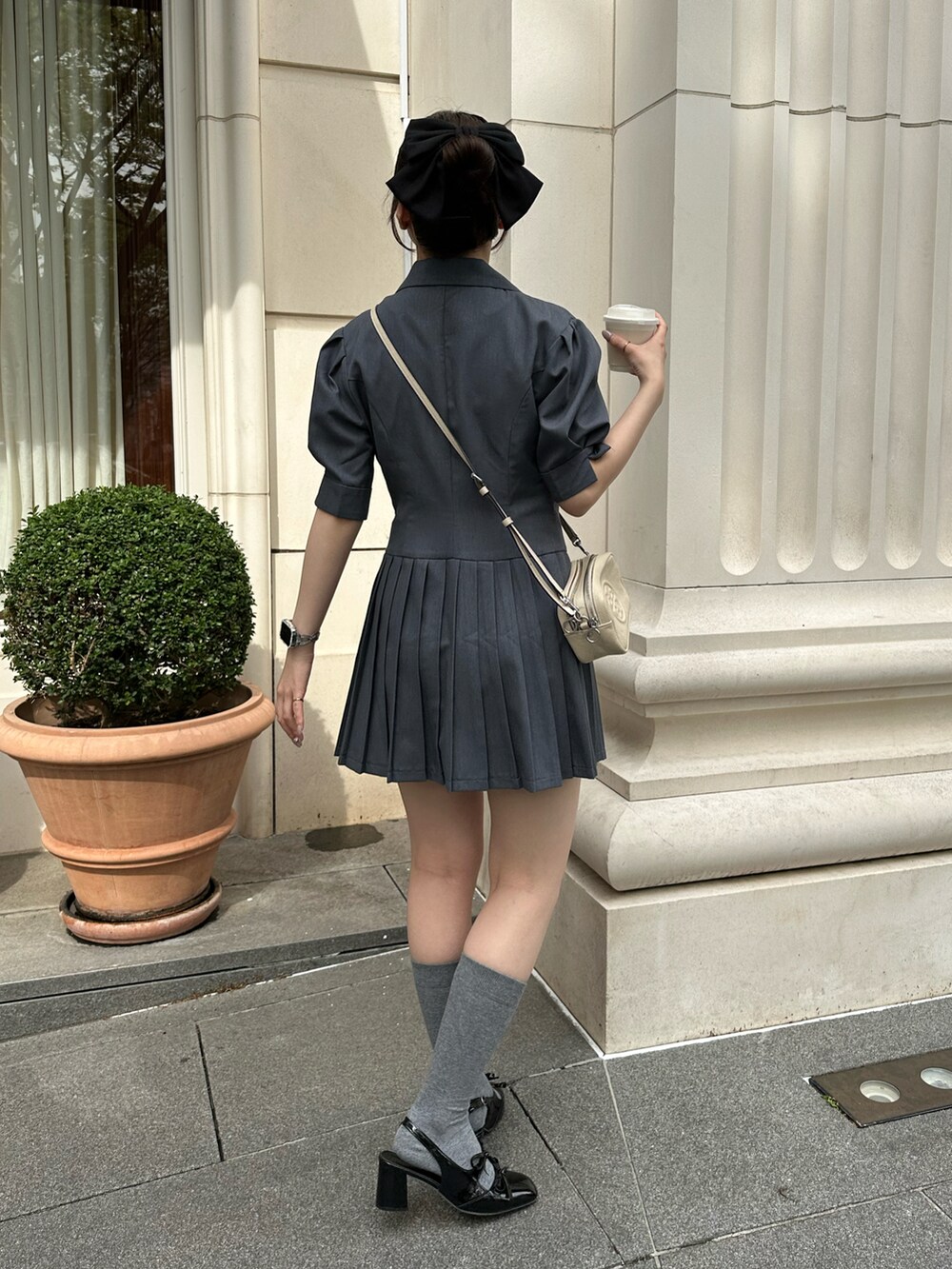 グレー系のワンピースを着用したレディースの春コーディネートの5枚目の写真