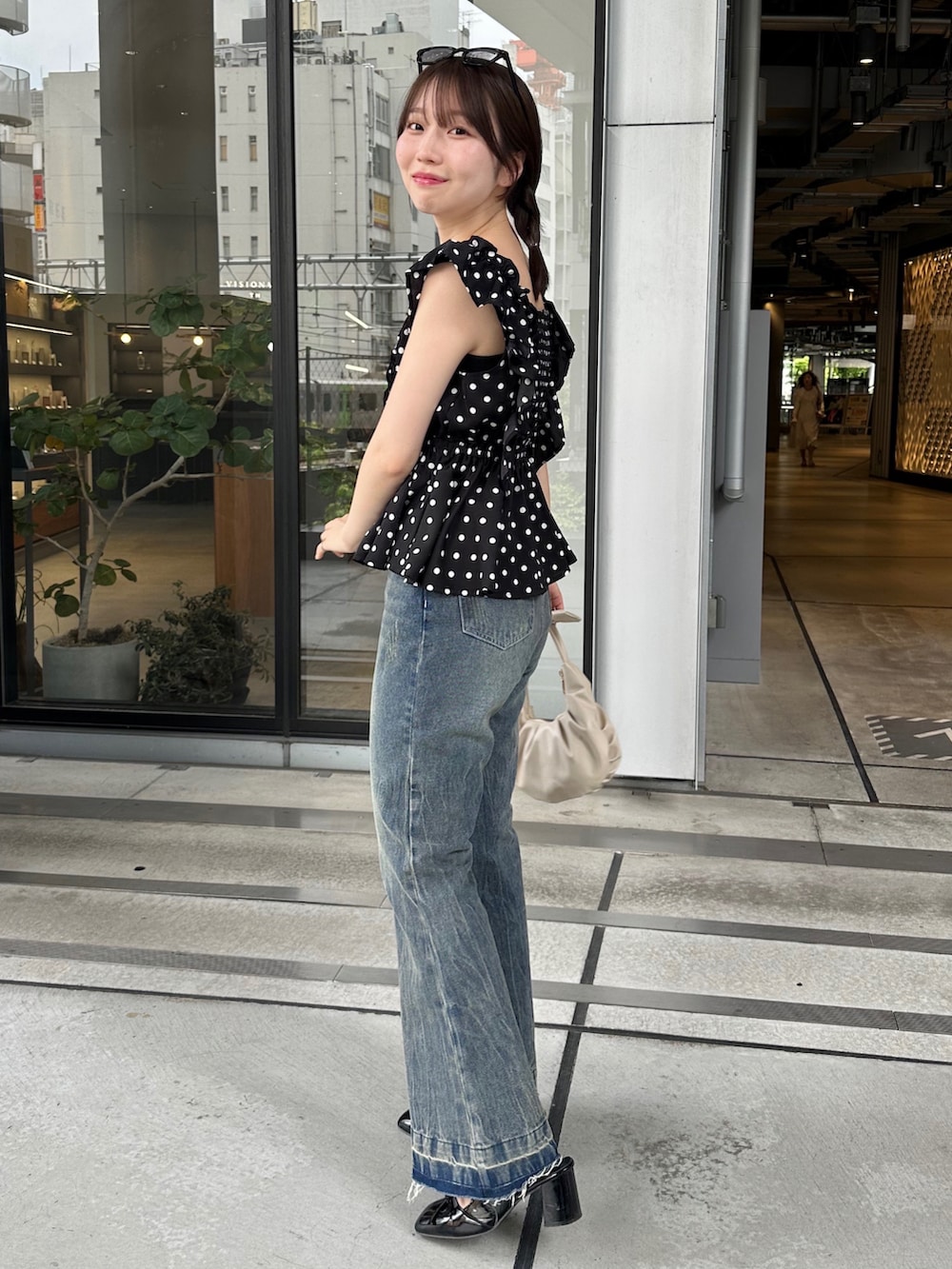 ブラック系のシャツ/ブラウス、その他のデニムパンツを着用したレディースの春コーディネートの3枚目の写真