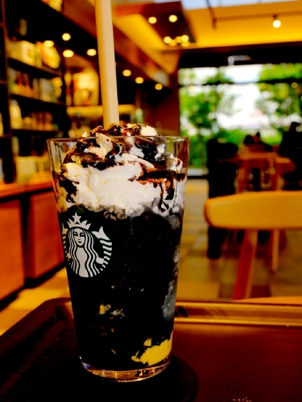 ブラック系のTシャツ/カットソー、イエロー系のスニーカー、ブラック系のデニムパンツを着用したメンズの秋コーディネートの2枚目の写真