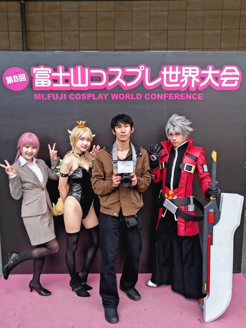 「カメラフェス2022、カメラ男子、コスプレ、タートルネック、レイヤードスタイル、フレアパンツ、フレアデニム、ネックレス、リュック、ブーツ、休日スタイル、スウィーツ同盟会、相互フォロー、おしゃれさんと繋がりたい、いいね、save、フォローお願いします🤑」|「ZARA ORIGINSのアイテム(ブルゾン、ベージュ系)」を使った、ドラエモさん(メンズ・182cm)の秋コーディネートの3枚目の写真
