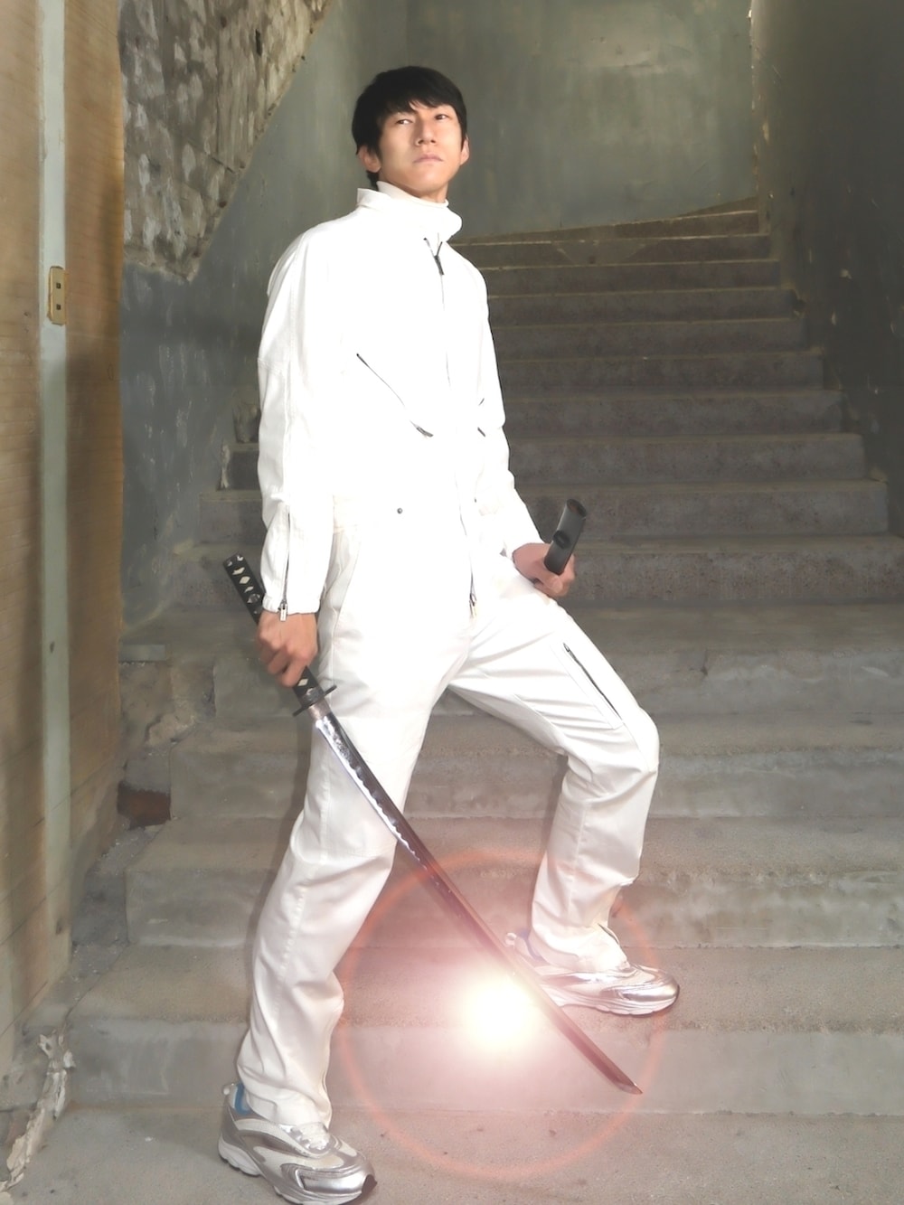 ホワイト系のTシャツ/カットソー、ホワイト系のデニムパンツ、ホワイト系のスニーカーを着用したメンズの春コーディネートの2枚目の写真