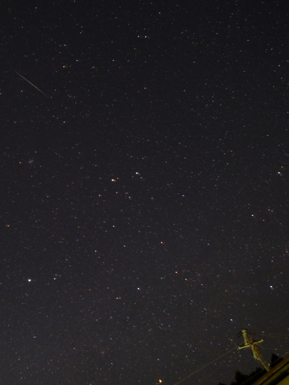 ブルー系のテーラードジャケット、ブラウン系のパーカー、ブラック系のデニムパンツを着用したメンズの冬コーディネートの2枚目の写真