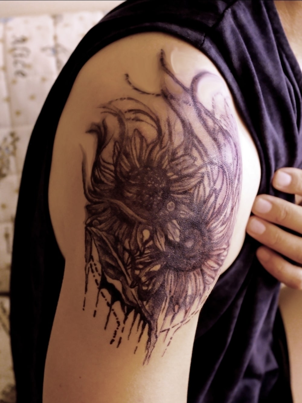 ブルー系のTシャツ/カットソー、ホワイト系のデニムパンツ、イエロー系のスニーカーを着用したメンズの夏コーディネートの2枚目の写真