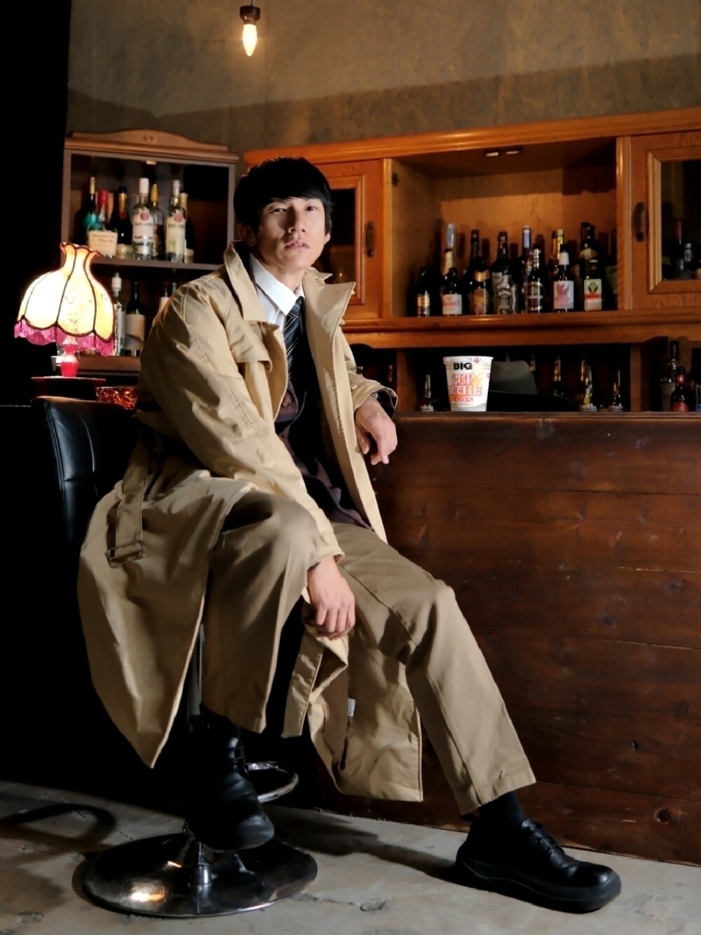 ブラウン系のその他アウター、ブラウン系のチノパンツ、ブラック系のドレスシューズを着用したメンズの秋コーディネートの4枚目の写真