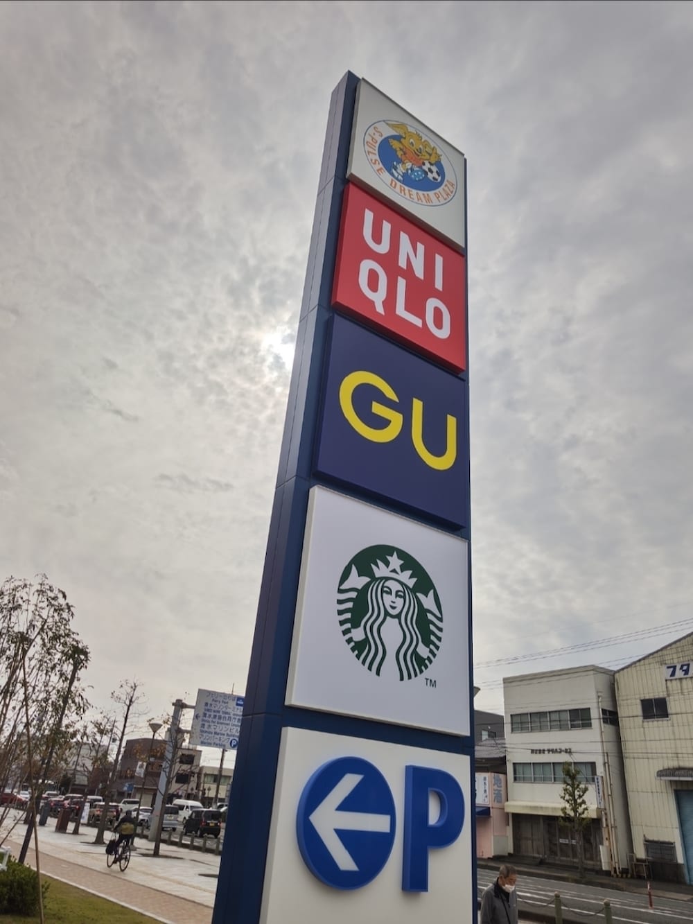 ブラック系のカーゴパンツ、ブラック系のスニーカー、ブラウン系のシャツ/ブラウスを着用したメンズの秋コーディネートの2枚目の写真