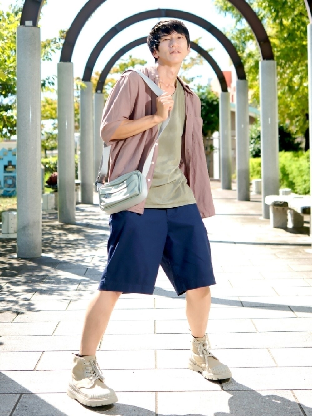 ブラック系のTシャツ/カットソー、ブラウン系のバッグ、ベージュ系のその他パンツを着用したメンズの秋コーディネートの3枚目の写真