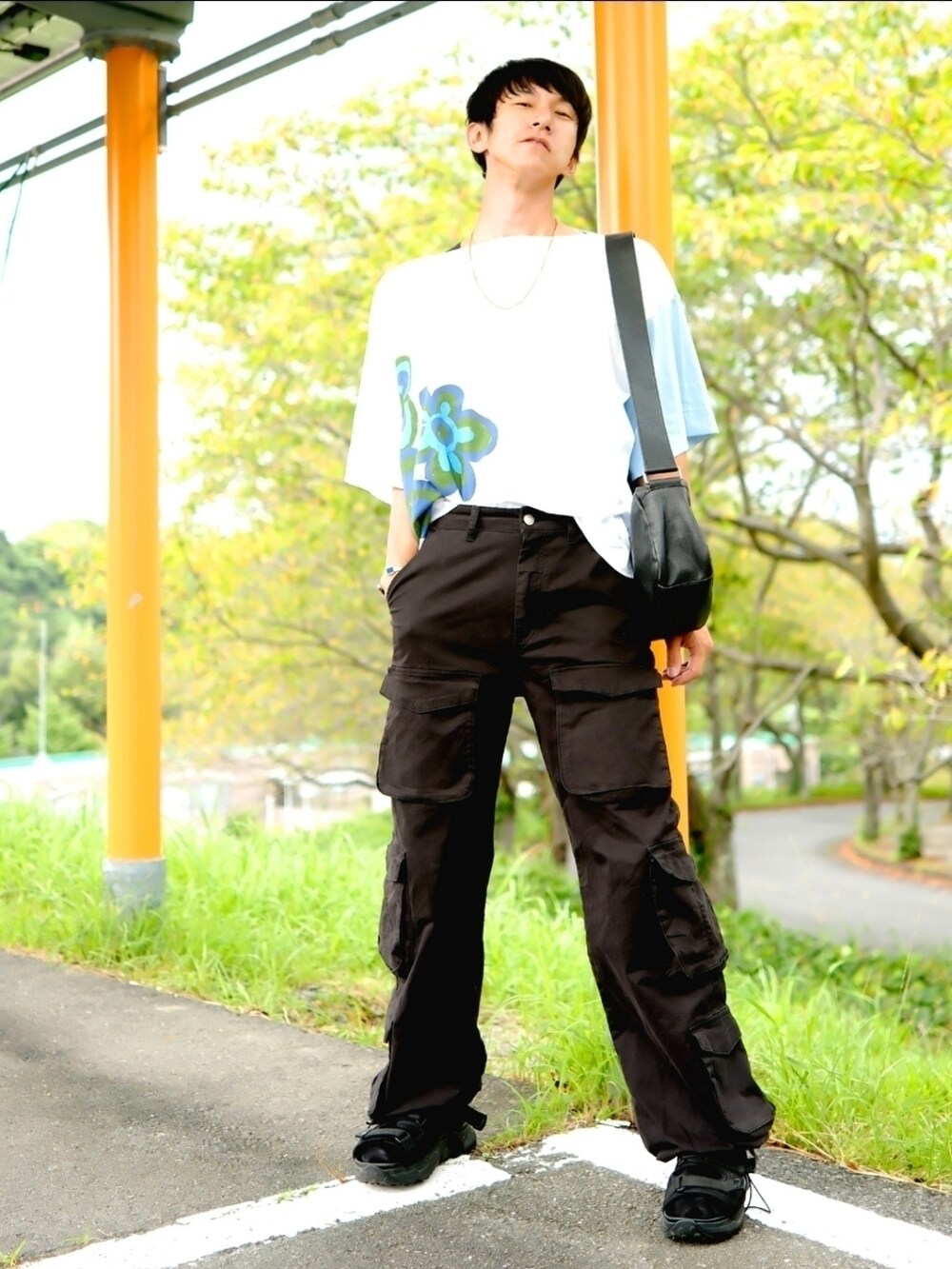 ブラック系のTシャツ/カットソー、ブラウン系のバッグ、ベージュ系のその他パンツを着用したメンズの秋コーディネートの4枚目の写真