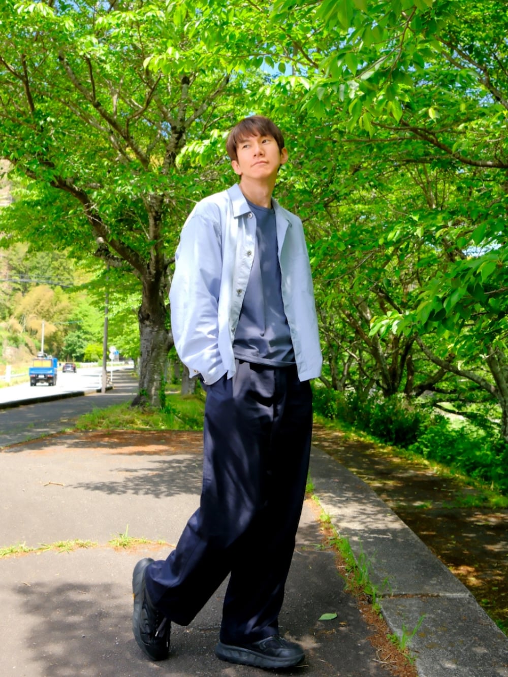 ブルー系のシャツ/ブラウス、ブルー系のTシャツ/カットソー、ブルー系のスラックスを着用したメンズの春コーディネートの2枚目の写真